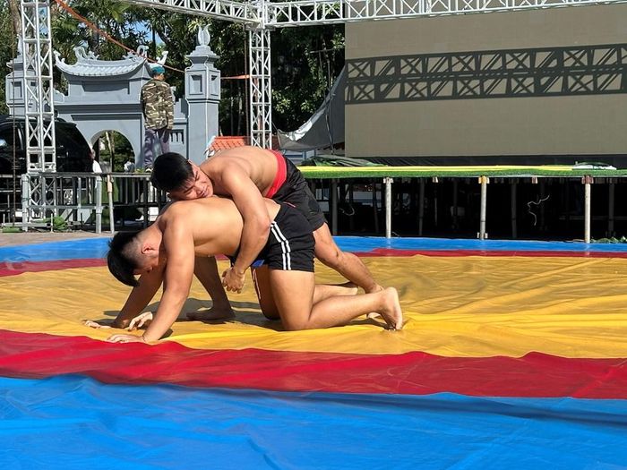 Các vận động viên tham gia thi đấu vật cống hiến cho khán giả nhưng phút giây bùng nổ