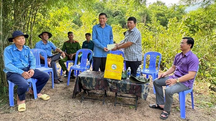 Lãnh đạo xã Ô Lâm thăm hỏi, động viên và tặng quà cán bộ, chiến sĩ Đội K93