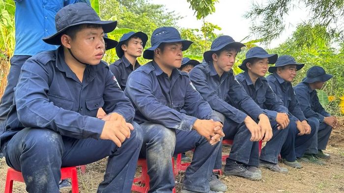 Cán bộ, chiến sĩ Đội K93 nghe lãnh đạo xã Ô Lâm phát biểu động viên