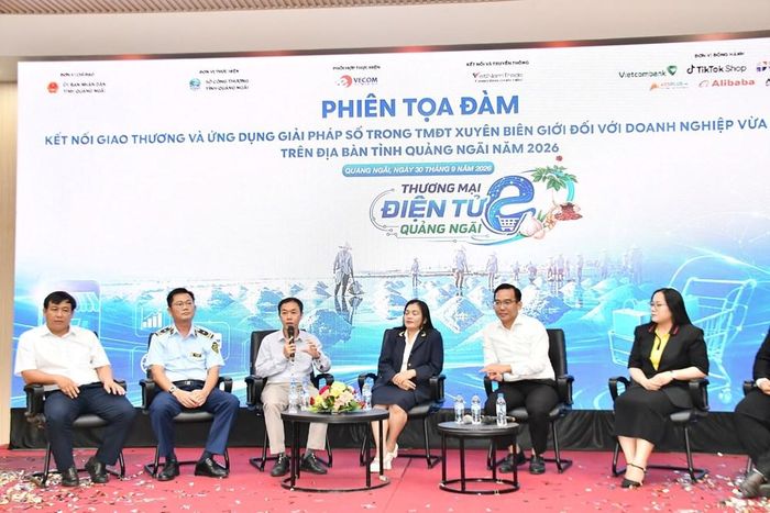 Các đại biểu trao đổi về giải pháp thúc đẩy thương mại điện tử