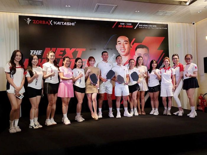 Các tay vợt là thành viên của CLB Zorba X đến dự, chúc mừng Văn Phương và Nick Khamphi