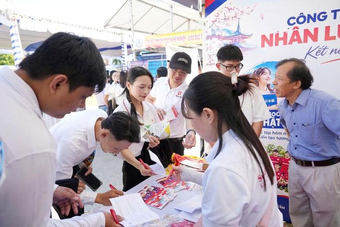 Người lao động tìm hiểu nhu cầu việc làm tại Ngày hội. Ảnh: V.Bốn