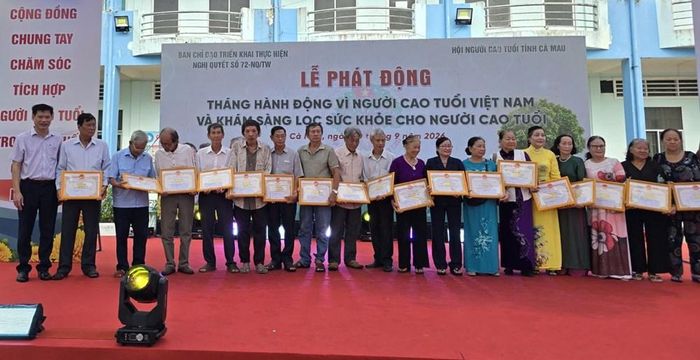 Ủy ban MTTQ Việt Nam tỉnh Cà Mau và Hội Người cao tuổi tỉnh chúc mừng thọ người cao tuổi tại buổi lễ