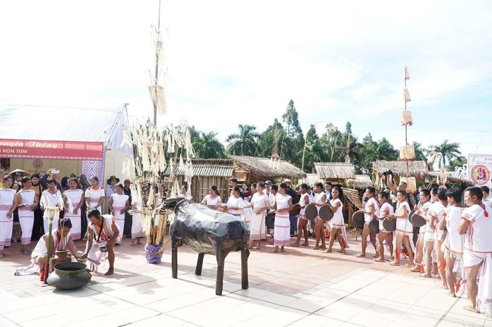 Đối với người Rơ Măm, lễ Mở cửa kho lúa được xem là lễ hội lớn, đánh dấu thời điểm kết thúc một chu kỳ sản xuất và mở ra một mùa mới