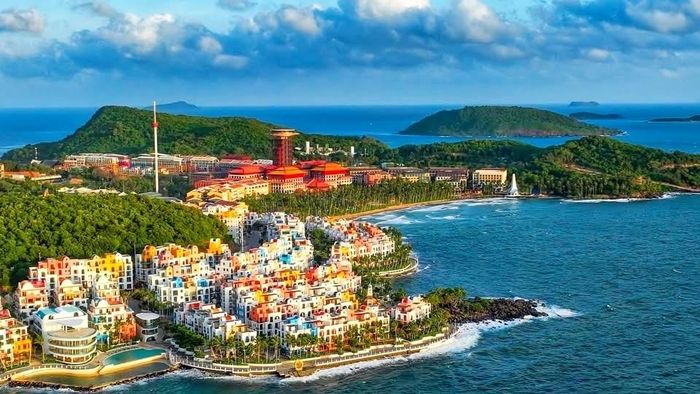 Doanh thu trong 9 tháng đầu năm 2026 ở Phú Quốc là kết quả tổng hợp của nhiều yếu tố, bao gồm thị trường khách, kết nối hàng không, năng lực lưu trú và chất lượng dịch vụ trên toàn đảo. Ảnh: HOÀNG HÀ
