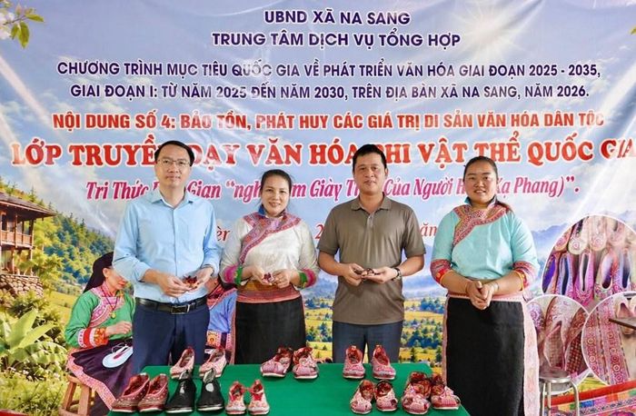 Sản phẩm giày thêu do các học viên tham gia lớp truyền dạy hoàn thiện