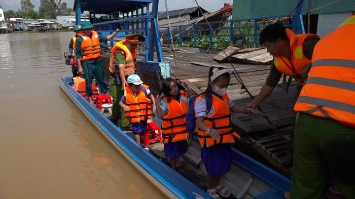 Lực lượng chức năng tổ chức đưa, đón học sinh 2 ca mỗi ngày