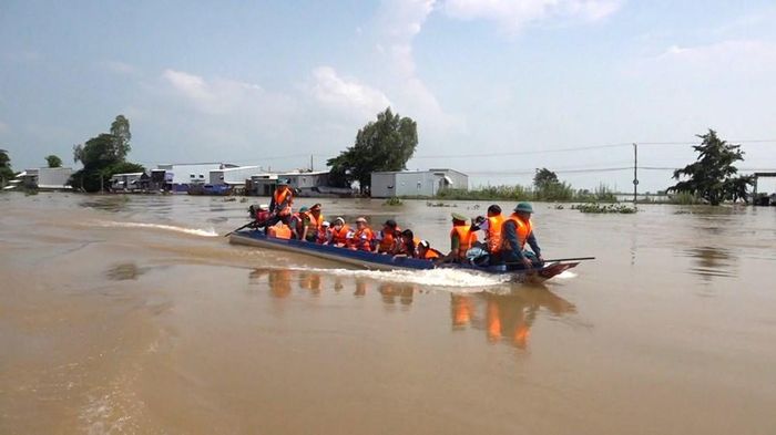 Mùa lũ về, việc đến trường của học sinh gặp nhiều khó khăn
