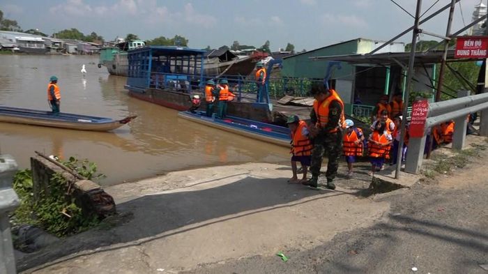 Các em học sinh được mặc áo phao nhằm đảm bảo an toàn khi đi lại