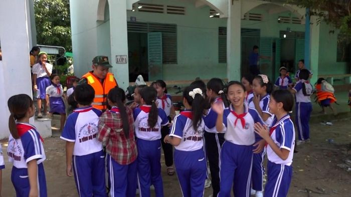 Niềm vui của các em học sinh khi được đến trường an toàn