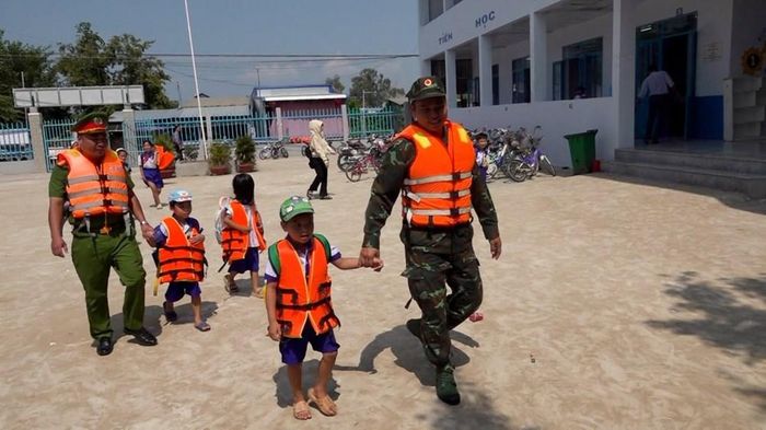 Học sinh được đưa đến trường an toàn