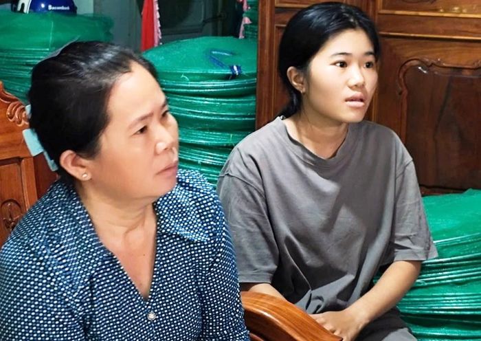 Bà Huỳnh Thị Kim Chứa, mẹ Kim Anh, dù mắc bệnh nặng vẫn cố gắng lao động, kiếm thêm thu nhập trang trải cuộc sống và chi phí điều trị