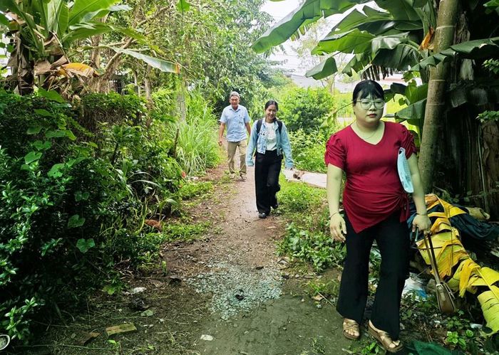 Đoàn cán bộ địa phương đã đến thăm, tìm hiểu hoàn cảnh và động viên em Nguyễn Thị Kim Anh