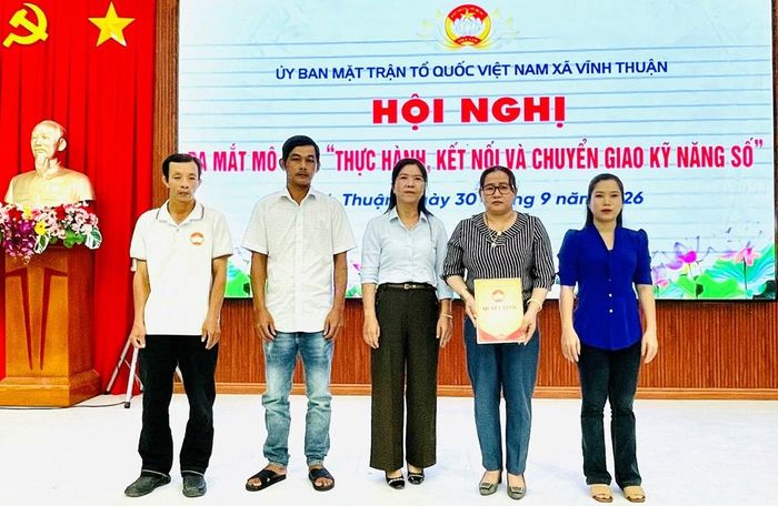 Trao Quyết định thành lập mô hình “Thực hành, kết nối và chuyển giao kỹ năng số”