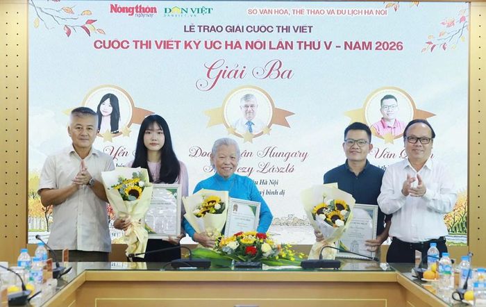 Nhà văn Trần Gia Thái, Chủ tịch Hội Nhà văn TP. Hà Nội (bên phải) và Nhà báo Phan Huy Hà, Phó Tổng Biên tập Thường trực Báo Nông thôn Ngày nay/Điện tử Dân Việt trao giải cho các tác giả, đại diện tác giả đạt giải Ba