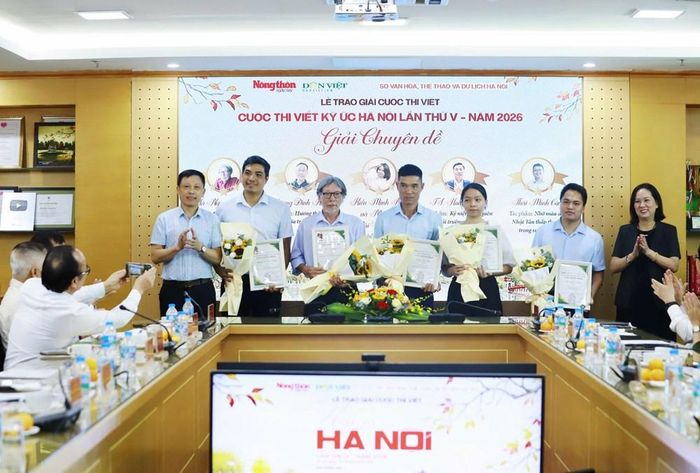 Ông Nguyễn Thành Lợi, Phó Giám đốc Cơ quan Báo, PTTH TP. Hà Nội (bên trái) và bà Nguyễn Thị Mai Hương, Phó Giám đốc Sở VHTTDL TP. Hà Nội trao 5 giải chuyên đề cho các tác giả tham dự giải