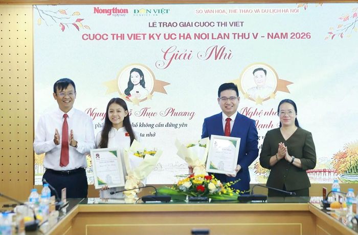 Nhà báo Nguyễn Văn Hoài, Tổng Biên tập Báo Nông thôn Ngày nay/Điện tử Dân Việt, Trưởng Ban Chỉ đạo Cuộc thi (bên trái) và bà Phạm Hải Hoa, Phó Chủ tịch Ủy ban MTTQ Việt Nam TP. Hà Nội, Chủ tịch Hội Nông dân TP. Hà Nội (bên phải) trao giải Nhì cho các tác giả đạt giải