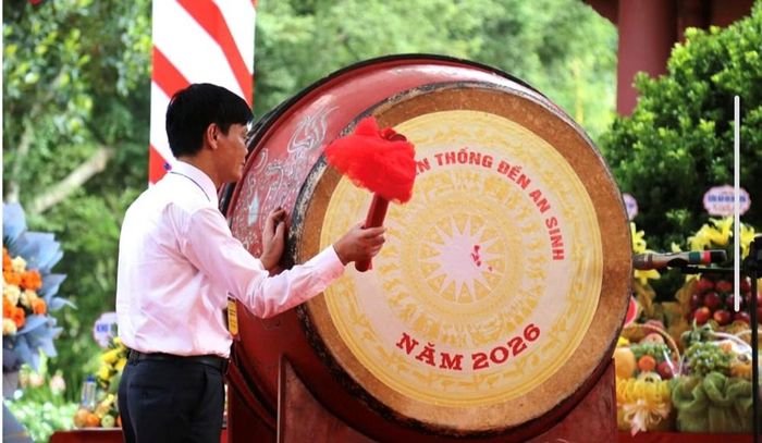 Ông Vũ Kiên Cường, Trưởng Ban Quản lý Di sản thế giới vịnh Hạ Long - Yên Tử gióng trống khai hội