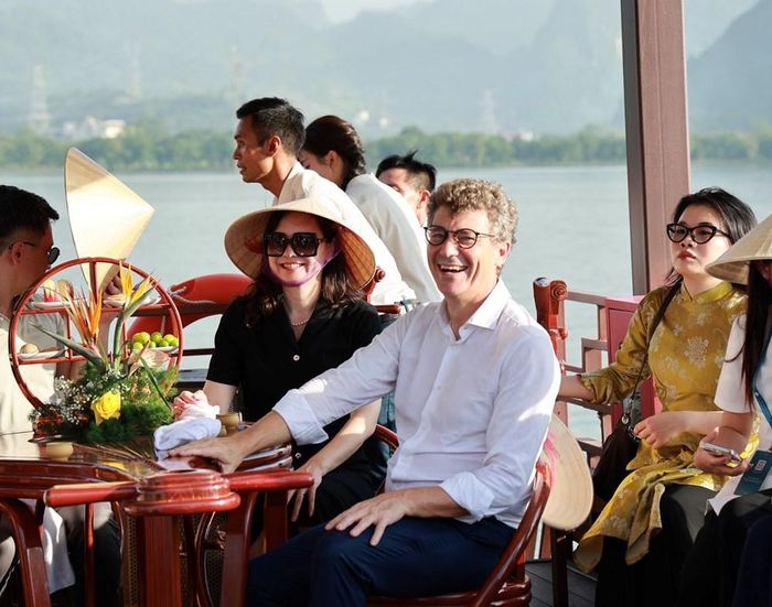 Ông Jonathan Wallace Baker, Trưởng đại diện UNESCO tại Việt Nam thích thú khi xem trình diễn nghệ thuật truyền thống khi tham quan Di tích quốc gia đặc biệt Tam Chúc