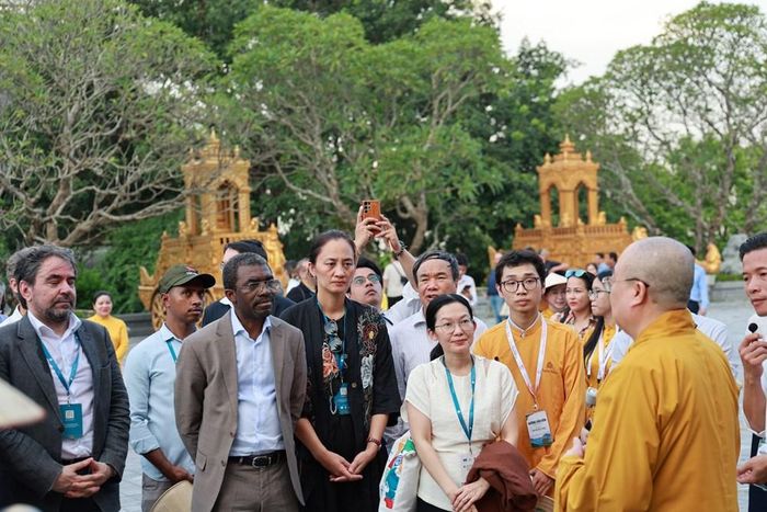 Các đại biểu tham quan chùa Tam Chúc