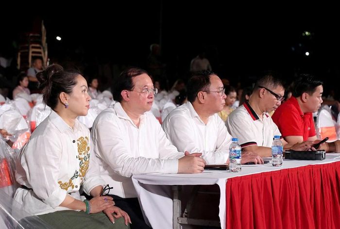 Thứ trưởng Bộ VHTTDL Tạ Quang Đông dự buổi tổng duyệt