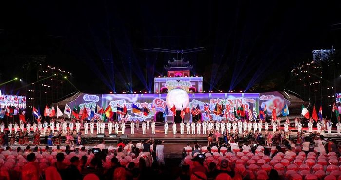 Chương trình được đầu tư với quy mô hoành tráng, mang đậm tinh thần giao lưu văn hóa