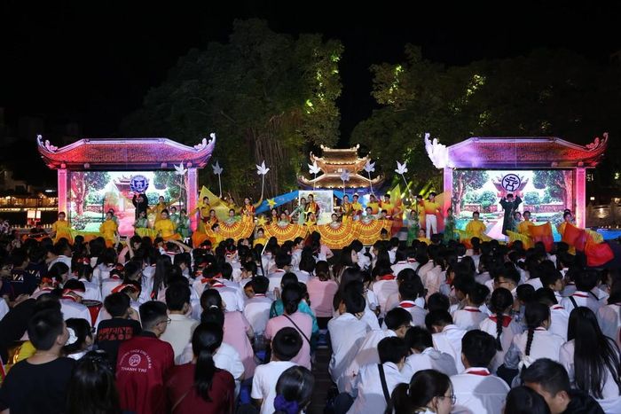 Vòng 3 - Kỹ năng sáng tạo với chủ đề Khuê Văn Các, đội thi Trường THCS CLC Chu Văn An (phường Việt Hưng) mang đến phần thể hiện giàu sáng tạo và độc đáo. Ảnh: BTC
