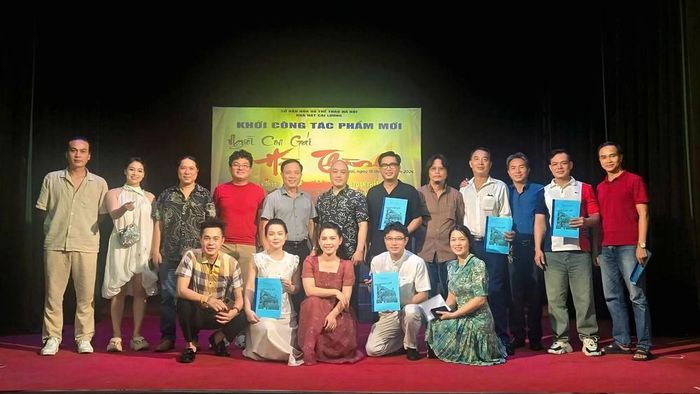 Ê-kíp “Người con gái Hà thành” tại buổi khởi công vở diễn. Ảnh: Nhà hát Cải lương Hà Nội