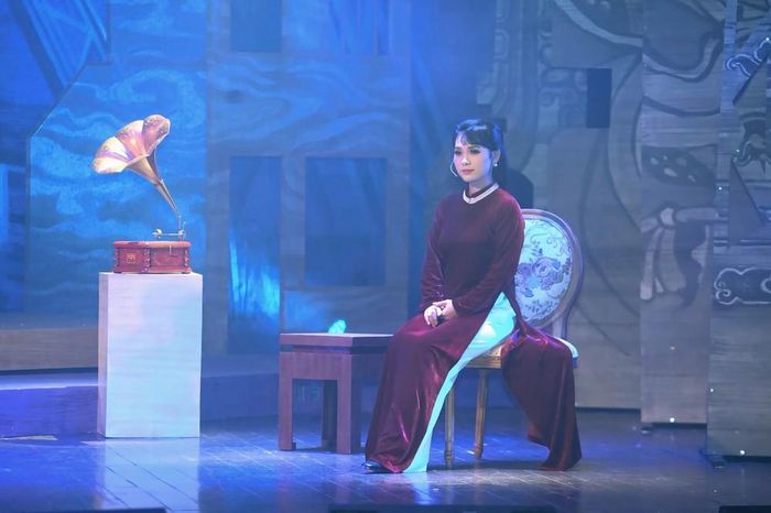 NSƯT Hồng Nhung thể hiện vai Uyên Thanh trong “Người con gái Hà thành”. Ảnh: Nhà hát Cải lương Hà Nội