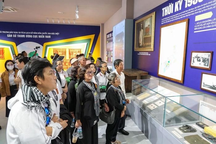 Công tác sưu tầm, bảo quản hiện vật, tư liệu lịch sử góp phần giáo dục truyền thống yêu nước cho các thế hệ hôm nay và mai sau. Ảnh: Giang Phương - TTXVN