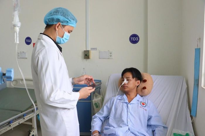 Bác sĩ Bệnh viện Đa khoa Trà Vinh (tỉnh Vĩnh Long) sử dụng bệnh án điện tử để chẩn đoán, điều trị cho bệnh nhân. Ảnh: Lê Thúy Hằng – TTXVN.