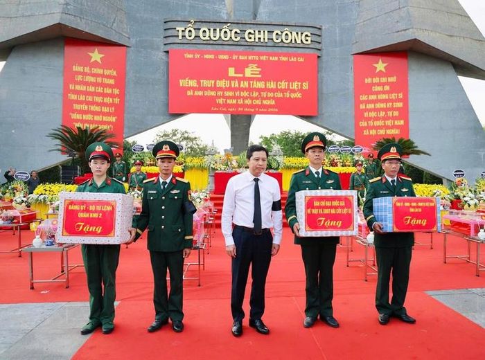 Bí thư Tỉnh ủy Lào Cai Dương Quốc Huy tặng quà động viên Đội tìm kiếm, quy tập hài cốt liệt sĩ tỉnh Lào Cai - Ảnh: chinhphu.vn/Thu Giang