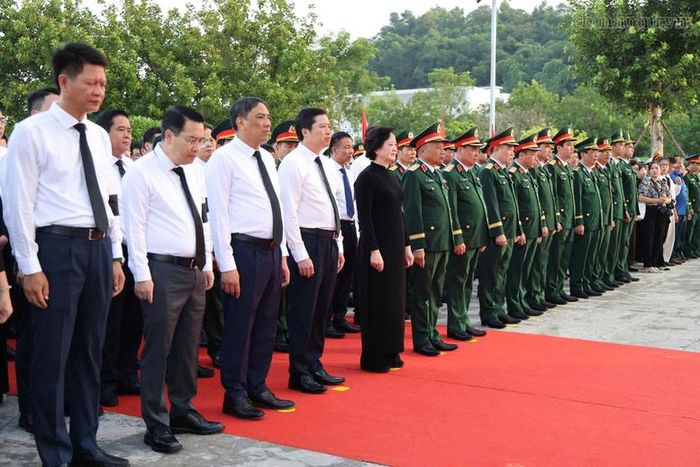 Phó Thủ tướng Phạm Thị Thanh Trà cùng các đại biểu tưởng niệm các anh hùng liệt sĩ - Ảnh: chinhphu.vn/Thu Giang