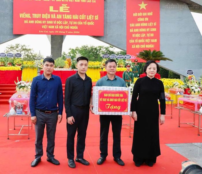 Phó Thủ tướng Phạm Thị Thanh Trà tặng quà Ban Quản lý Nghĩa trang phường Cam Đường và xã Bảo Thắng - Ảnh: chinhphu.vn/Thu Giang