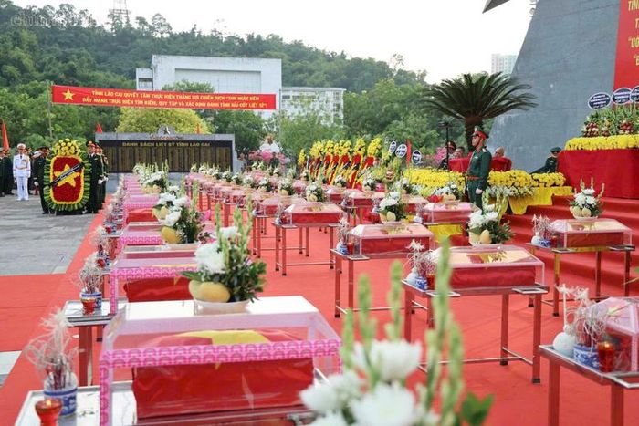 71 hài cốt liệt sĩ được quy tập từ khu vực Đồi Đá Vôi, Tổ 39, phường Cam Đường và một số xã, phường trên địa bàn tỉnh, sau đó được đưa về an táng tại Nghĩa trang liệt sĩ phường Cam Đường và Nghĩa trang liệt sĩ xã Bảo Thắng - Ảnh: chinhphu.vn/Thu Giang