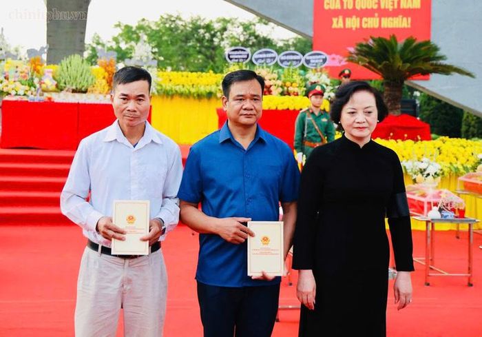 Phó Thủ tướng Phạm Thị Thanh Trà tặng quà thân nhân các liệt sĩ - Ảnh: chinhphu.vn/Thu Giang