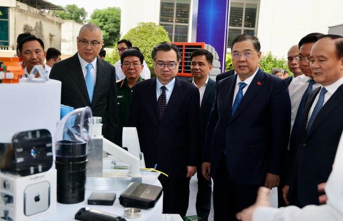 Trưởng ban Chính sách, chiến lược Trung ương Nguyễn Thanh Nghị, Phó Thủ tướng Thường trực Chính phủ Phạm Gia Túc và các đại biểu tham quan gian trưng bày sản phẩm tại hội thảo - Ảnh: chinhphu.vn/Phương Nguyên