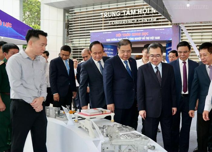 Trưởng ban Chính sách, chiến lược Trung ương Nguyễn Thanh Nghị, Phó Thủ tướng Thường trực Chính phủ Phạm Gia Túc và các đại biểu tham quan gian trưng bày sản phẩm tại hội thảo - Ảnh: chinhphu.vn/Phương Nguyên
