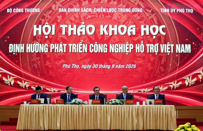 Trưởng Ban Chính sách, chiến lược Trung ương Nguyễn Thanh Nghị, Phó Thủ tướng Thường trực Chính phủ Phạm Gia Túc cùng các đồng chí chủ trì Hội thảo - Ảnh: chinhphu.vn/Phương Nguyên