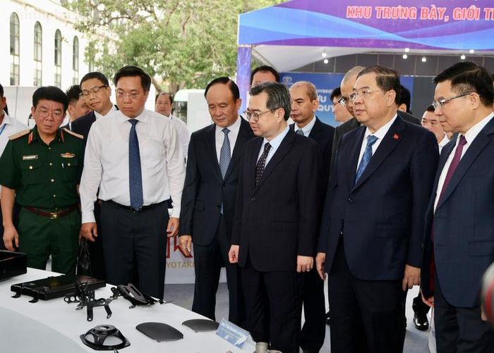Trưởng ban Chính sách, chiến lược Trung ương Nguyễn Thanh Nghị, Phó Thủ tướng Thường trực Chính phủ Phạm Gia Túc và các đại biểu tham quan gian trưng bày sản phẩm tại Hội thảo - Ảnh: chinhphu.vn/Phương Nguyên