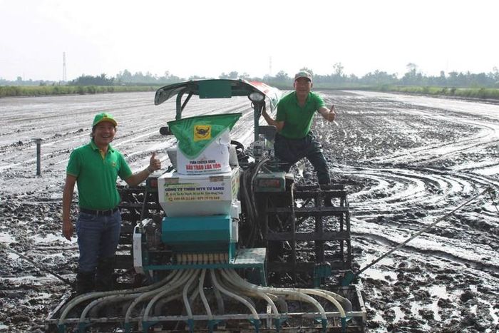Sản phẩm Đầu Trâu Lúa Tôm được đưa vào khâu gieo sạ kết hợp vùi phân bằng cơ giới hóa sạ hàng trong mô hình canh tác lúa chính xác thuộc hệ thống sản xuất lúa-tôm - Ảnh: chinhphu.vn/Phan Tâm