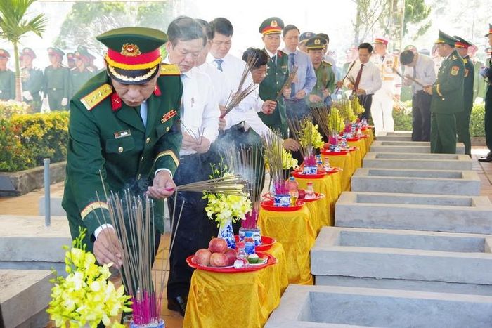 Cán bộ, chiến sĩ dâng hoa, dâng hương tiễn biệt các liệt sĩ.