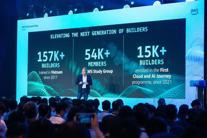 Tổng Giám đốc AWS Việt Nam Eric Yeo phát biểu.