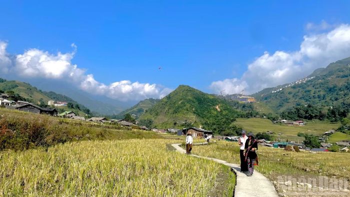  Du khách trải nghiệm tour khám phá văn hóa bản địa. (Ảnh: NGỌC LIÊN) 