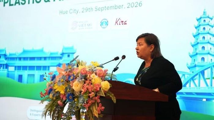 Bà Claire Lachance, Chủ tịch kiêm Giám đốc điều hành của Tổ chức Resurge International phát biểu tại chương trình. (Ảnh: B. Ngọc)