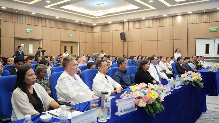 Chương trình quy tụ hơn 35 chuyên gia quốc tế với đội ngũ y tế trong nước tham gia, vừa kết hợp phẫu thuật nhân đạo với đào tạo, chuyển giao kỹ thuật, mở ra cơ hội điều trị cho người bệnh đặc biệt. (Ảnh: B. Ngọc)