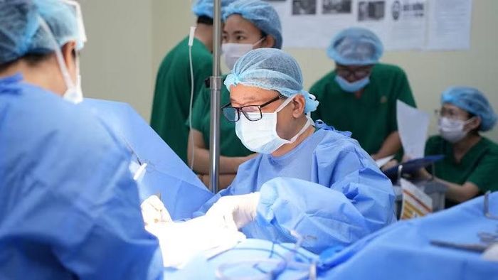 Tiến sĩ, bác sĩ Lê Thừa Trung Hậu, Trưởng Trung tâm Phẫu thuật tạo hình-thẩm mỹ, Bệnh viện đa khoa quốc tế Huế với hơn 30 năm kinh nghiệm trong lĩnh vực phẫu thuật tạo hình và hơn 10 năm đồng hành cùng ReSurge International. (Ảnh: B. Ngọc)