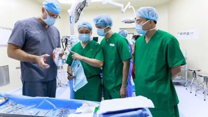 Thông qua chương trình kết nối, hợp tác này góp phần tạo dựng môi trường y khoa cởi mở, nơi chuyên gia trong nước và quốc tế cùng chia sẻ tri thức, cùng giải quyết những bài toán chuyên môn. (Ảnh: B. Ngọc)