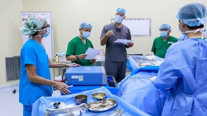 Hơn 30 chuyên gia quốc tế cùng các bác sĩ Việt Nam đến Huế hỗ trợ phẫu thuật tạo hình miễn phí tại "Tuần lễ Phẫu thuật tạo hình-vi phẫu 2026". (Ảnh: B. Ngọc)
