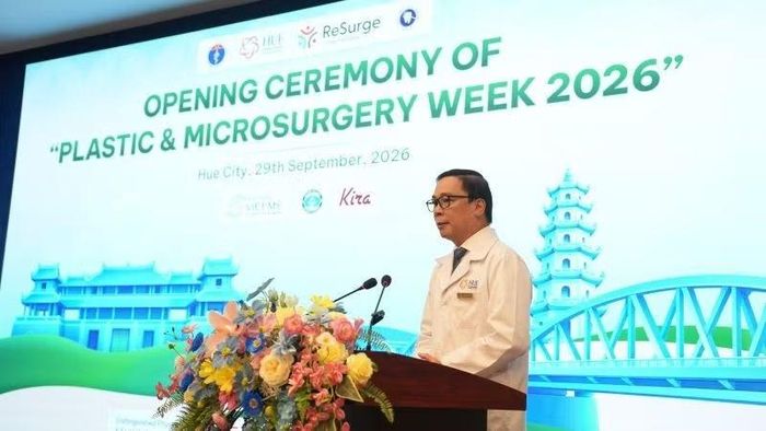 Tiến sĩ, bác sĩ Phạm Hồng Hà, Giám đốc Bệnh viện đa khoa quốc tế Huế phát biểu khai mạc Chương trình "Tuần lễ Phẫu thuật tạo hình-vi phẫu 2026". (Ảnh: B. Ngọc)